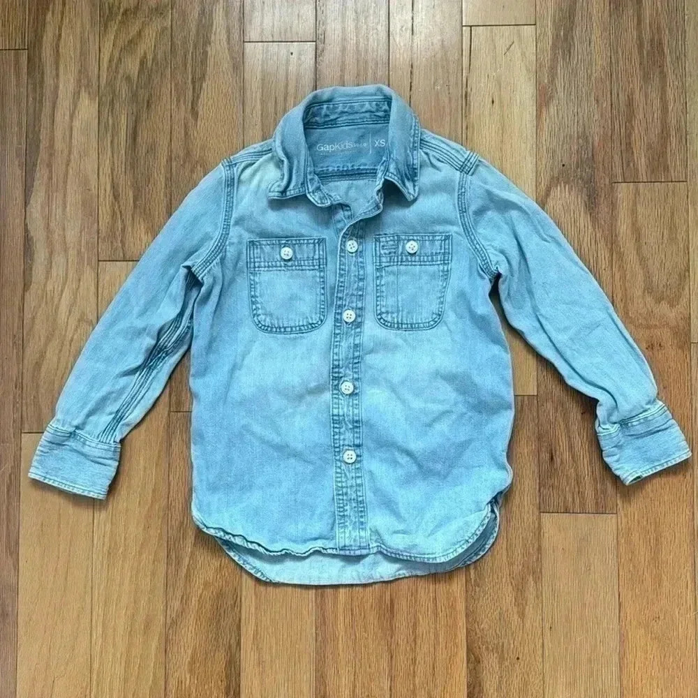 Gap Kids Chambray Button Down Shirt size XS (4-5)